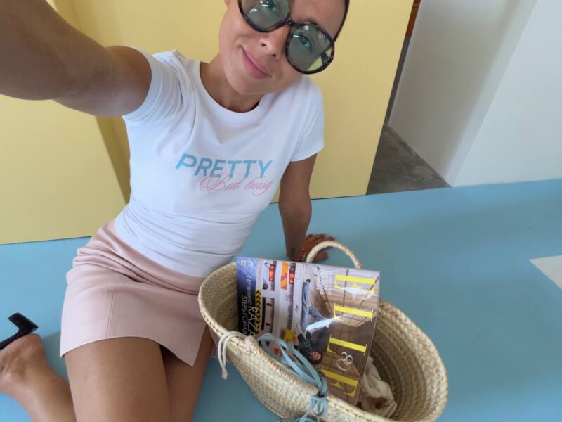 Футболка "Pretty, but busy" Белая